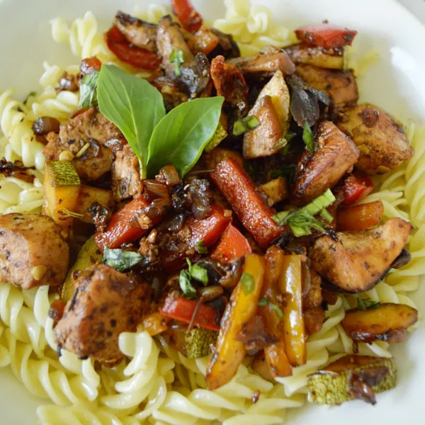 Pollo Balsámico con Pasta y Vegetales
