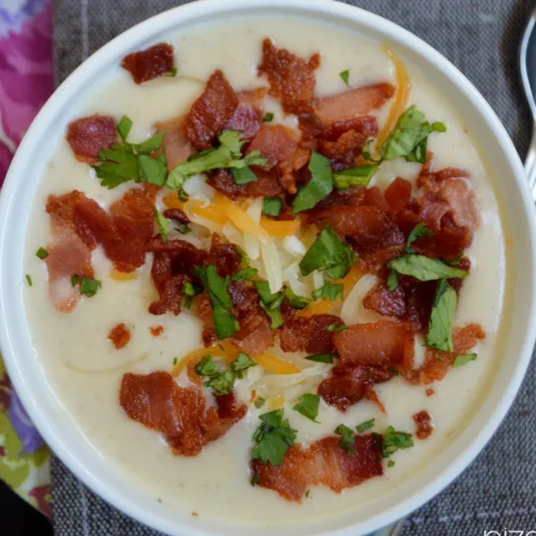 Sopa de Papa Cremosa Estilo Baked Potato con Tocino