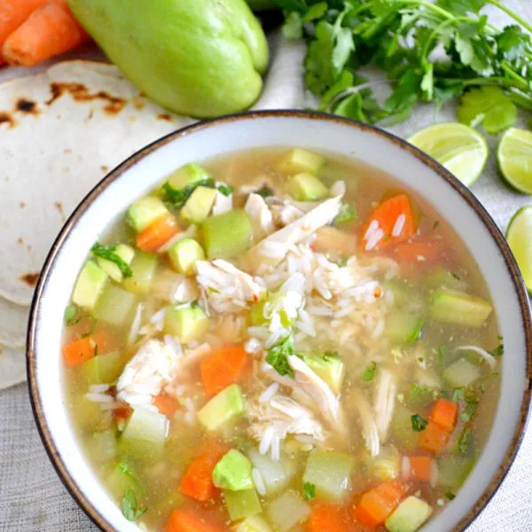 Caldo de pollo con arroz