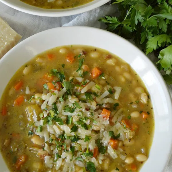 Sopa de alubias con parmesano